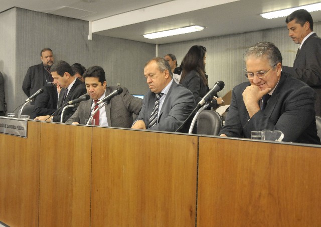 O deputado João Leite (à direita) opinou pela aprovação do PL 2.751/15, com cinco emendas