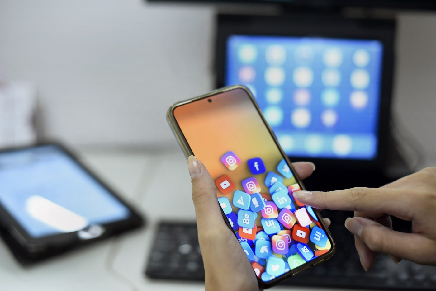 Banco de imagens - telas, redes sociais, computador, telefone celular