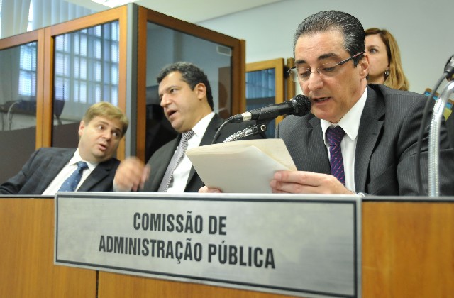 O deputado João Magalhães (à direita) opinou pela aprovação da matéria na forma do substitutivo nº 1
