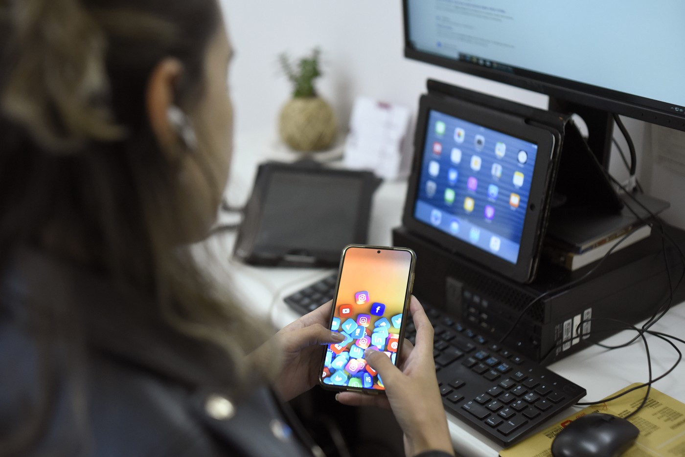 Banco de imagens - telas, redes sociais, computador, telefone celular