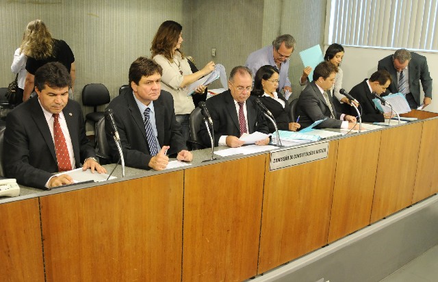 Sebastião Costa (ao centro), relator, opinou pela constitucionalidade da matéria
