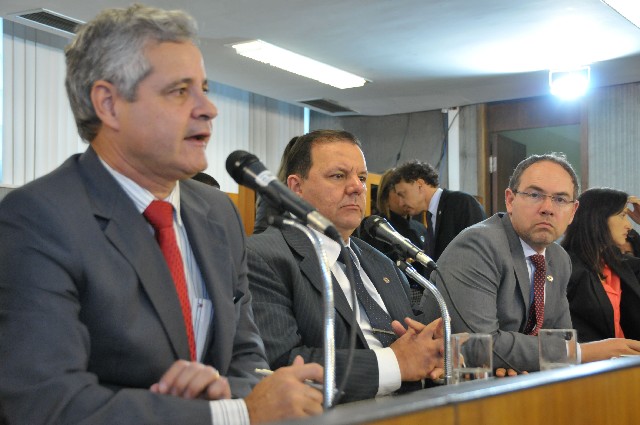 Dalmo Barbosa (à esquerda) criticou a lei em Minas, que vincula a instalação de fábricas ao número de eleitores