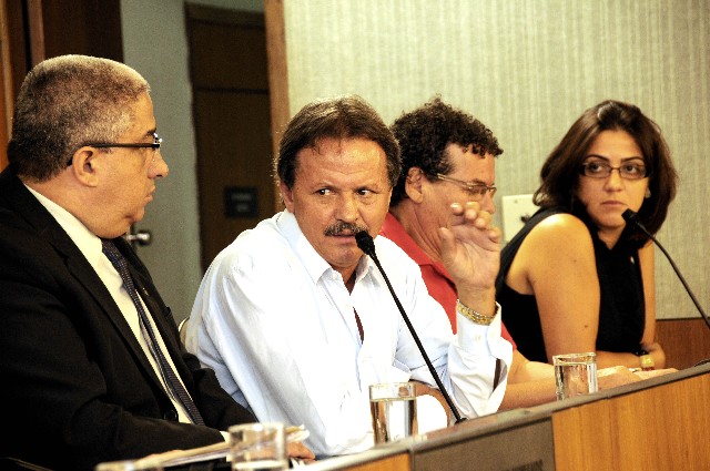 Edson Aires (ao microfone), representante do Dnit, disse que parte das obras foram transferidas para o DER-MG