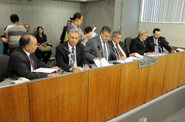 Deputado Rômulo Viegas (segundo à esquerda) foi o relator do projeto