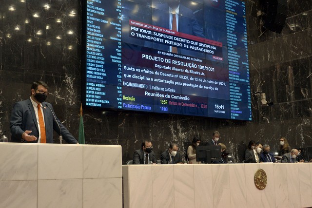 Deputado Guilherme da Cunha (na tribuna) foi voto vencido em análise sobre o transporte fretado