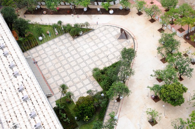 A via de acesso que havia próxima ao Palácio da Inconfidência foi incorporada à Praça da Assembleia