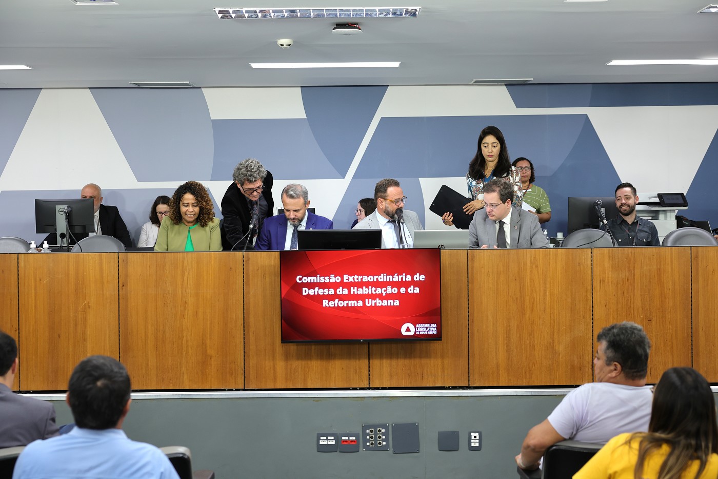 Comissão Extraordinária de Defesa da Habitação e da Reforma Urbana analisa proposições
