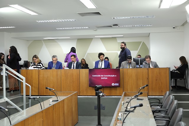 Comissão de Constituição e Justiça analisa proposições