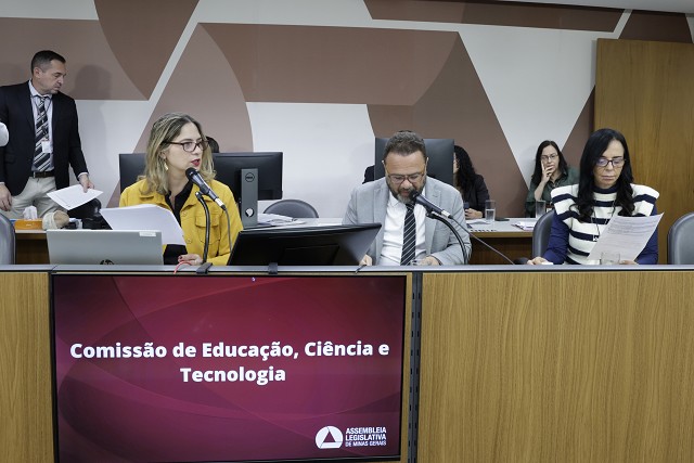 Comissão de Educação, Ciência e Tecnologia analisa proposições