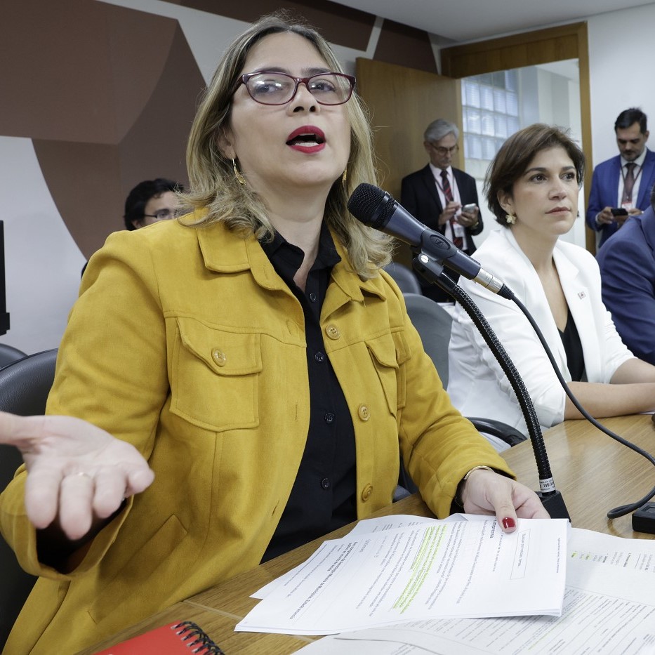 Parlamentar questiona compra milionária de material didático sem licitação