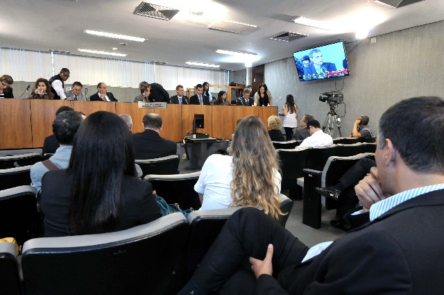Autoridades locais e representantes de hotéis, bares, restaurantes e taxistas participaram da audiência