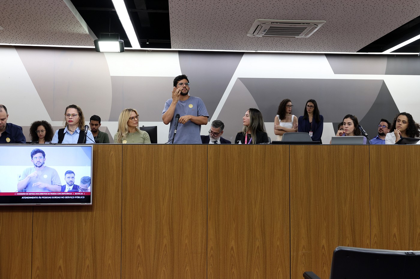 Comissão de Defesa dos Direitos da Pessoa com Deficiência - debate sobre atendimento às pessoas surdas nos serviços públicos