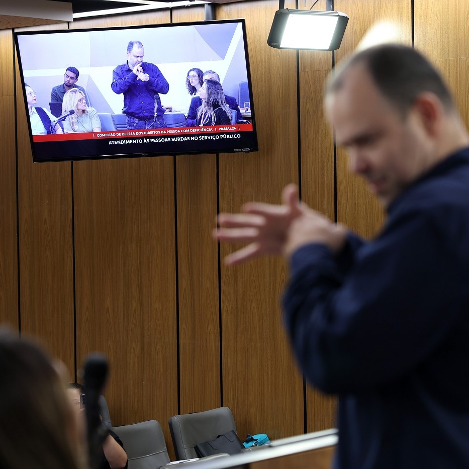 Falta de acessibilidade em serviços públicos mobiliza comunidade surda