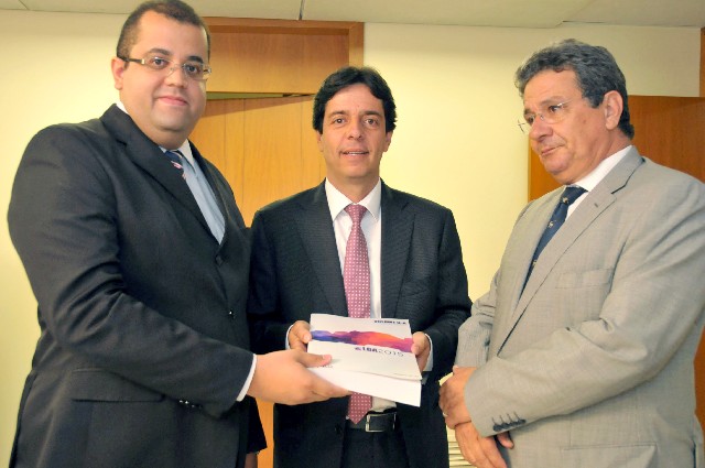 O presidente da Assembleia recebeu do subsecretário Jean Duarte a proposta de orçamento do Estado para 2015