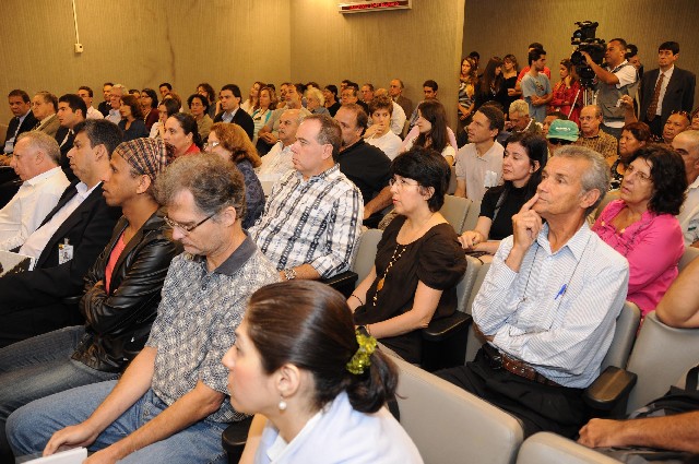 Público lotou auditório para debate sobre jazida de minério de ferro, entre os Bairros Belvedere e Mangabeiras, em BH