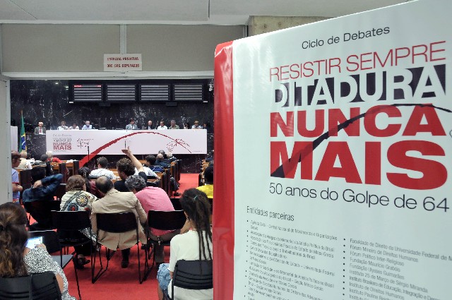Ciclo de debates, realizado no Plenário, rememorou os 50 anos do golpe de 1964 - Arquivo/ALMG