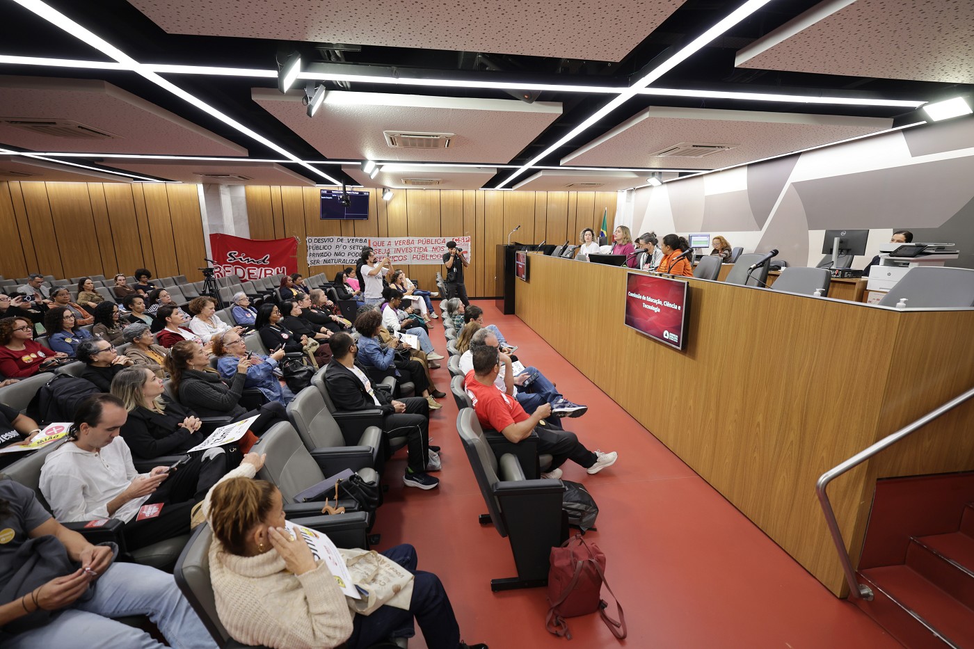 Comissão de Educação, Ciência e Tecnologia - Debate as condições de trabalho, a carreira e a valorização na rede municipal de ensino de Belo Horizonte.