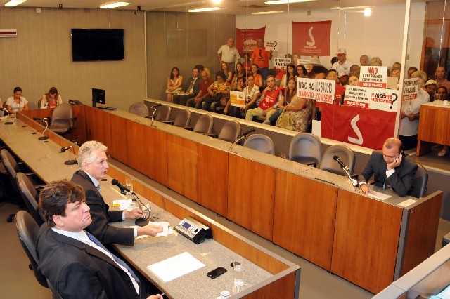 Servidores públicos estaduais participaram da reunião da CCJ, manifestando-se contrários ao projeto