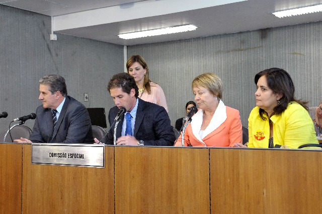 Deputados aprovaram requerimento visando prorrogar por 30 dias os trabalhos da Comissão Especial das Enchentes