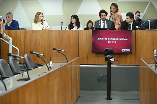 Comissão de Constituição e Justiça  - análise de proposições