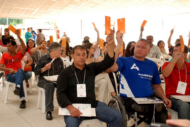 Participantes dos grupos de trabalho apreciam propostas em Encontro da Região Metropolitana do Vale do Aço