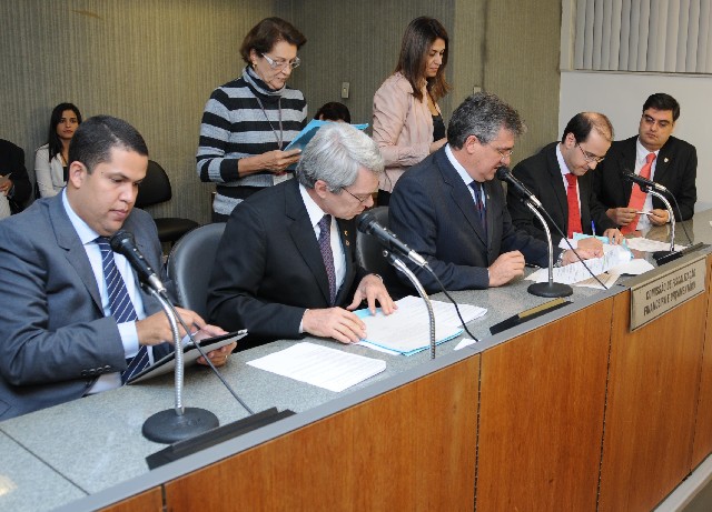 Zé Maia (ao centro) foi o relator do PLC que aumenta a alíquota patronal de servidores do Estado