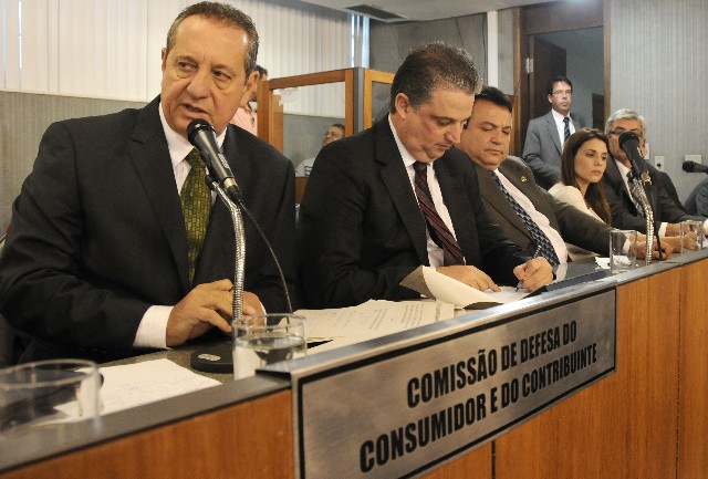 Os parlamentares presentes criticaram a ausência da Anatel na reunião