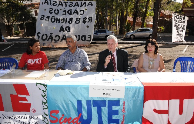 A Comissão de Direitos Humanos foi a acampamento de professores estaduais