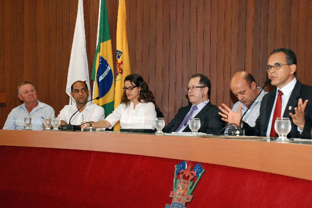 O deputado Almir Paraca (à dir.) destacou que a comissão quer diagnosticar a situação dos recursos hídricos em MG