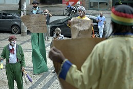 Em outubro do ano passado, artistas se manifestaram na porta da ALMG pedindo a aprovação de projeto do governador - Arquivo ALMG