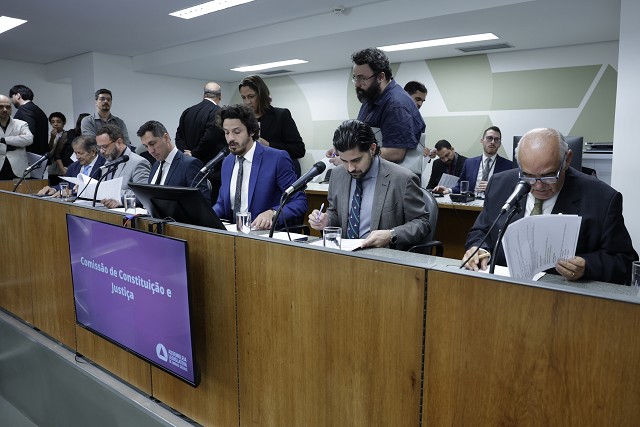 Comissão de Constituição e Justiça analisa proposições