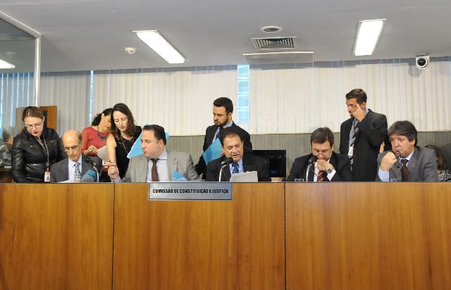 A proposição institui desconto sobre valores de multas e juros de débitos inscritos em dívida ativa para contribuintes que façam doações para essas instituições, conforme explicações do autor