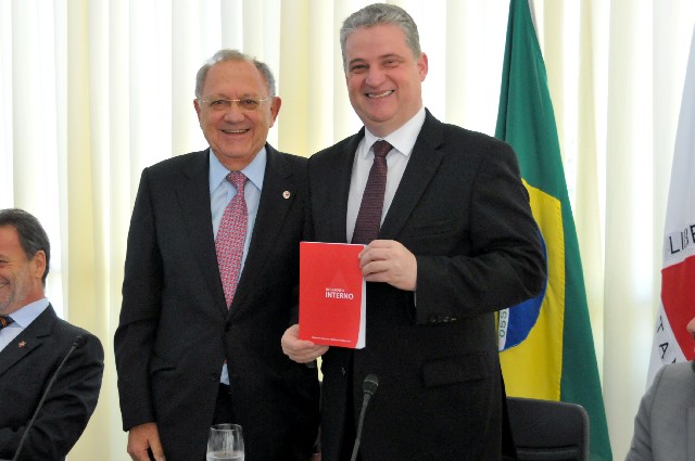 O deputado Hely Tarqüínio (à esquerda) disse que o novo Regimento Interno recebeu 217 emendas ao longo de sua tramitação