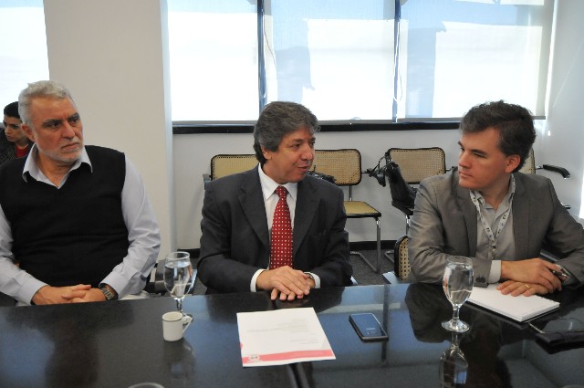 Antônio Jorge (centro) explicou que o objetivo é colher dois milhões de assinaturas para enviar o projeto ao Congresso Nacional