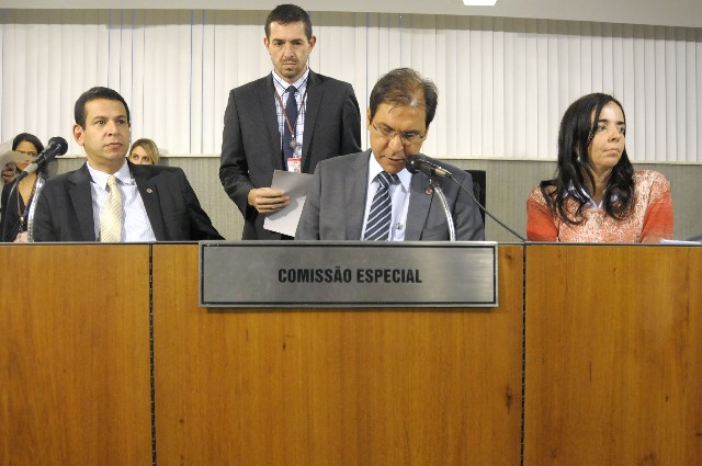 O deputado Cabo Júlio (à esquerda) foi eleito presidente da comissão