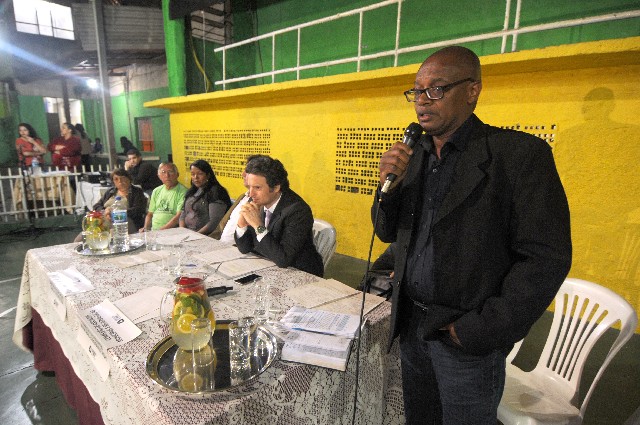 Webster (à direita) disse que será feita chamada pública em 2017, para regulamentar a situação