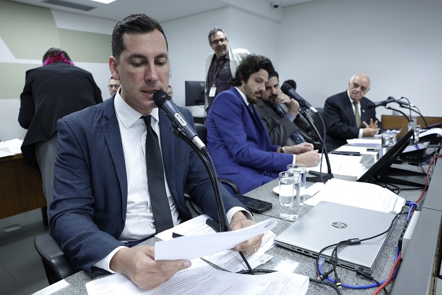 Comissão de Constituição e Justiça analisa proposições