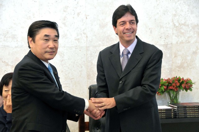 Kuniyoshi Tanamoto e o deputado Dinis Pinheiro