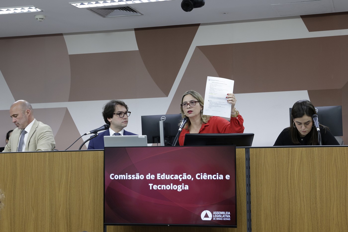 Comissão de Educação, Ciência e Tecnologia - debate sobre relatório da CGE que aponta irregularidades na Secretaria de Educação.