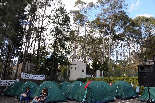 Os professores organizaram acampamento em frente ao Palácio das Mangabeiras, residência oficial do governador