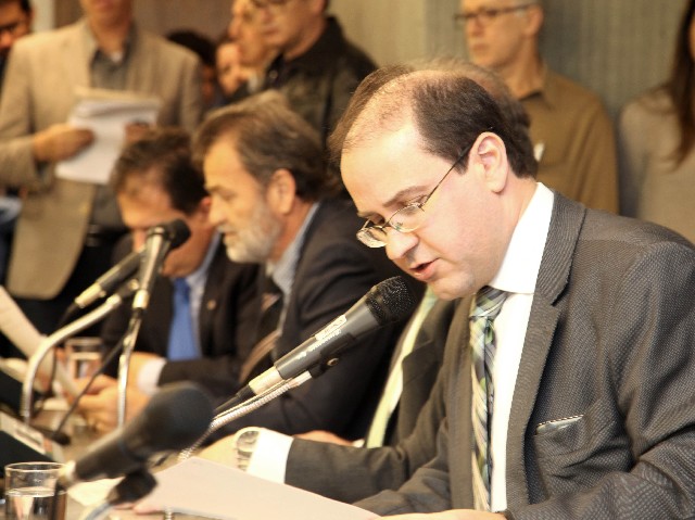O parecer do relator, deputado Tiago Ulisses, foi pela aprovação do PL 1/15 em sua forma original