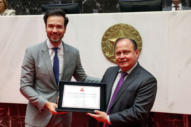 Desembargador Vallisney Oliveira recebe a placa com o título de Cidadão Honorário de Minas