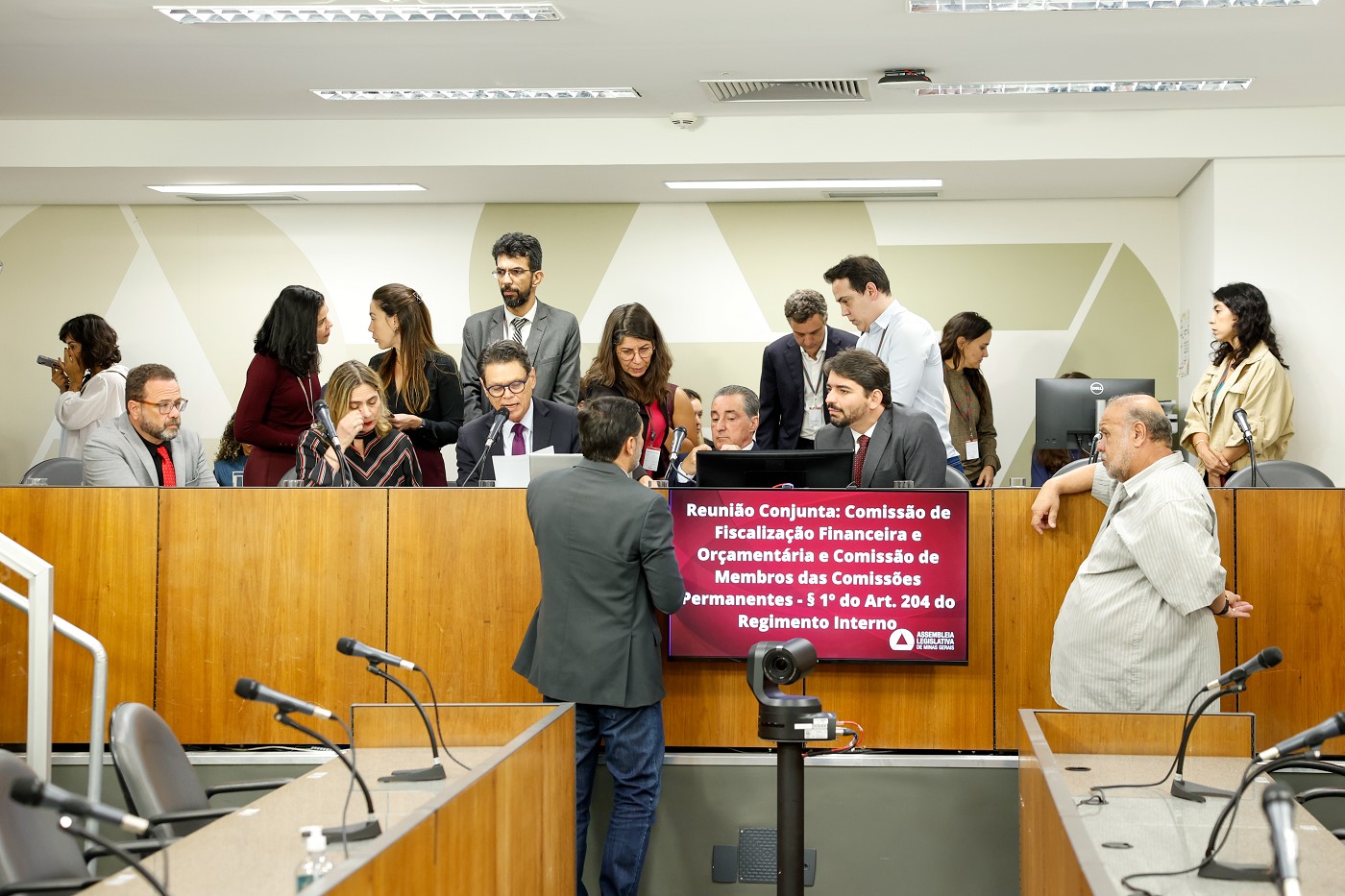 Comissão de Fiscalização Financeira e Orçamentária e Comissão de Membros das Comissões Permanentes - Art. 204 do Regimento Interno