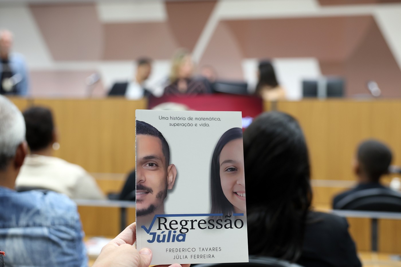 Comissão de Educação, Ciência e Tecnologia - entrega de voto de congratulação aos autores do livro "A regressão de Júlia: uma história de matemática, superação e vida"