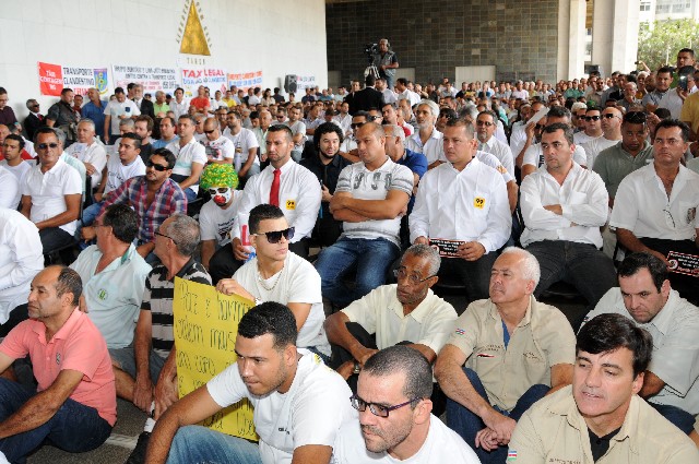 A audiência pública, realizada no Espaço Político e Democrático José Aparecido de Oliveira, contou com a presença de mais de mil pessoas