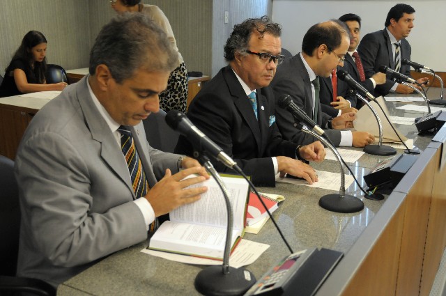 Durante a reunião, parlamentares fizeram críticas à situação financeira do Estado