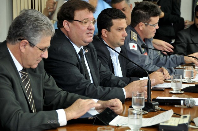 O deputado Celinho do Sinttrocel (2° à esq.) foi o autor do requerimento para a reunião