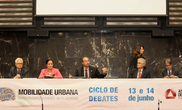 Debate abordou os diversos modos de transporte público