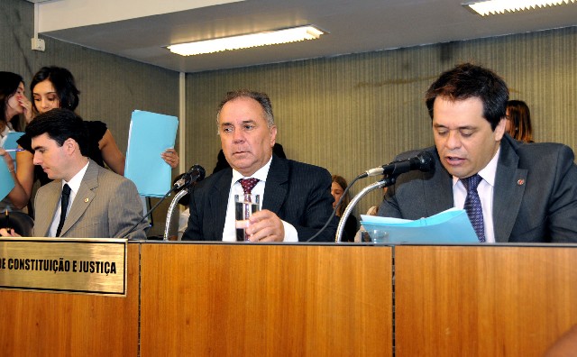 Glaycon Franco (à dir.), relator, opinou pela constitucionalidade do projeto