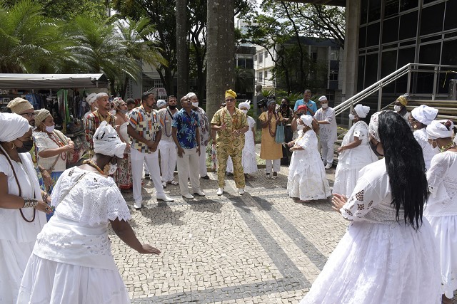 Política de terreiros e política para terreiros: violações, reconhecimento  de direitos, espaço público e resistências dos “povos tradicionais de  matriz africana”